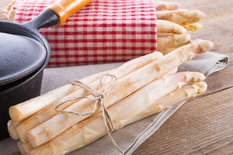 Spargel in Schinken (White Asparagus Wrapped in Ham)