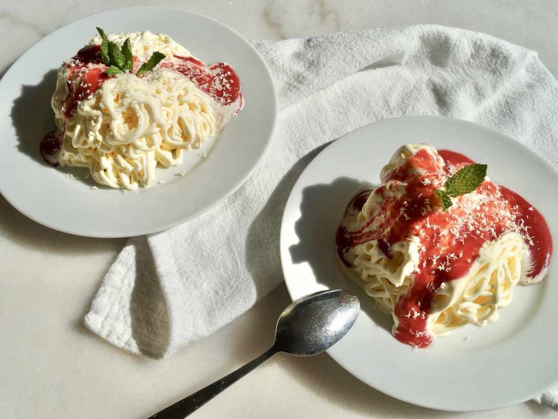 Spaghetti Ice Cream Sundae (Spaghetti-Eis)