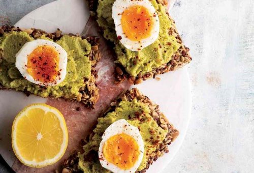 ÇEKİRDEKLİ BAR ÜZERİNDE YUMURTA VE AVOKADO