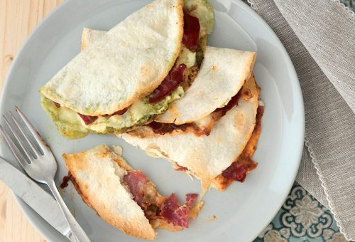 FIRINDA KÜÇÜK LAVAŞ PİZZALAR