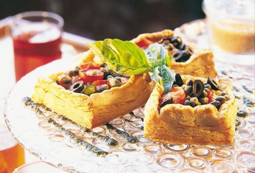 Kızarmış domates ve kabaklı küçük tartlar