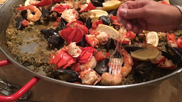 Saffron-Scented Lobster Paella Tarifi