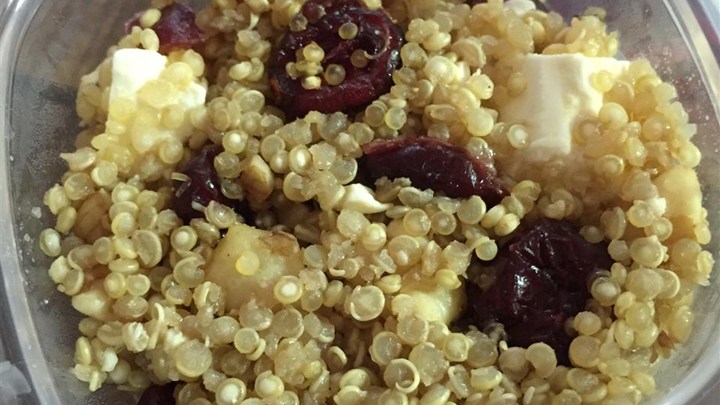 Quinoa with Feta, Walnuts, and Dried Cranberries Tarifi