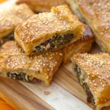 Puff Pastry Rolls With Kale, Ricotta, & Feta Tarifi