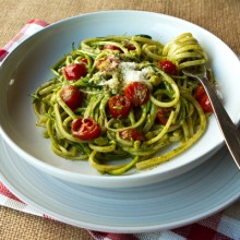 Pasta With Zucchini Ribbons, Pesto, & Cherry Tomatoes Tarifi