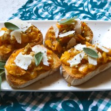 Roasted Butternut Squash Bruschetta with Walnuts & Sage Tarifi