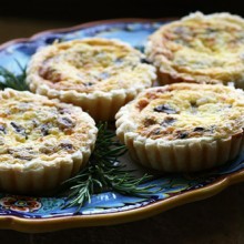 Caramelized Onion, Pancetta & Gorgonzola Mini Quiche Tarifi